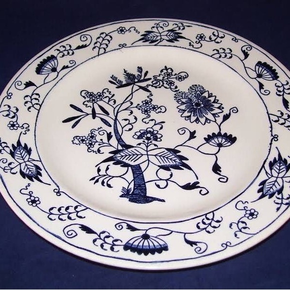 Royal China Other - 8 plates - Royal China blue onion pattern.